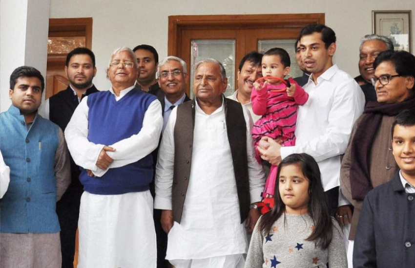 मुलायम अपने बेटे अखिलेश, भाई राम गोपाल, शिवपाल यादव समेत परिवार के कई लोगों को राजनीति में ले आए। लालू भी अपनी पत्नी राबड़ी देवी, बेटी मीसा भारती, बेटे तेज प्रताप और तेजस्वी प्रताप समेत परिवार के अन्य लोगों को राजनीति में ला चुके हैं।