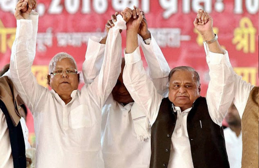 मुलायम और लालू दोनों ही छात्र नेता से सीमए की कुर्सी तक पहुंचे हैं। इसे भी पढ़ें- ‘ये मुख्यमंत्री तो लोगों के बच्चे गिनने में लगे हैं’, जब लालू प्रसाद यादव के बेटे तेजस्वी यादव और नीतीश कुमार विधानसभा में गए थे भिड़