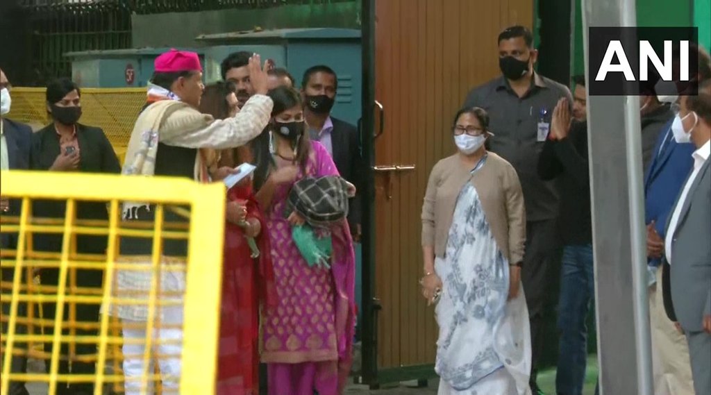 नई दिल्ली में मंगलवार को तृणमूल कांग्रेस में शामिल होने के बाद ममता बनर्जी का अभिवादन करते कीर्ति आजाद। (PHOTO-ANI) 