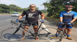 3 घंटे में 80 किलोमीटर साइकिल चलाकर मिलिंद सोमन ने चौंकाया, जानिये कैसे रखते हैं खुद को फिट