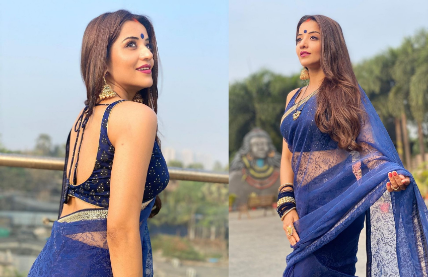 मोना की ब्लू कलर की ये ट्रांसपेरेंट साड़ी स्लीवलेस ब्लाउज के साथ मोना ने जब पहना तो उनकी तस्वीरें खूब वायरल हुई थीं।