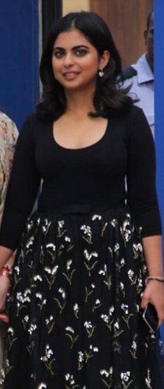 ईशा कई मौकों पर ब्लैक ड्रेस में नजर आ चुकी हैं।
