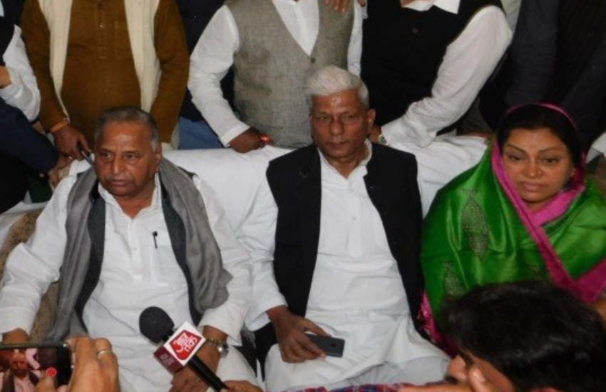 साल 1989 में विधानसभा चुनाव हुए तो दिसंबर महीने में मुलायम सिंह यादव पहली बार जनता दल से उत्तर प्रदेश के मुख्यमंत्री बन गए।