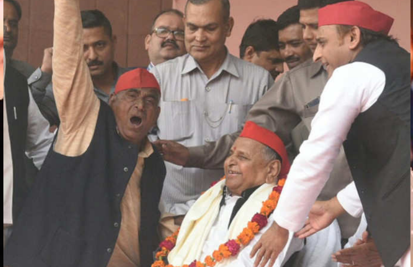 1968 राम मनोहर लोहिया का निधन के बाद मुलायम किसान नेता चौधरी चरण सिंह की पार्टी भारतीय क्रांति दल में शामिल हो गए थे। इसे भी पढ़ें- राजा भैया ने किया था ऐलान अखिलेश यादव के साथ हैं और रहेंगे, फिर क्यों टूटा मुलायम के बेटे से मोह