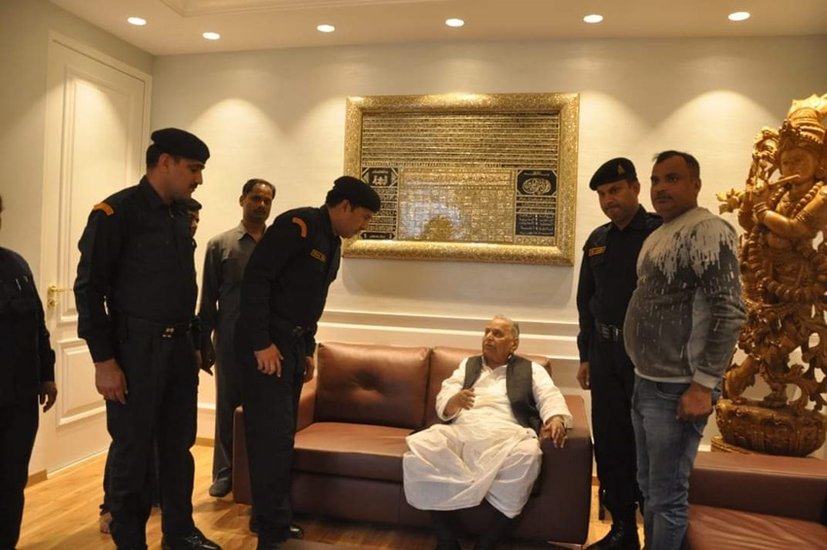 Mulayam Singh Yadav Birthday: समाजवादी पार्टी के संस्थापक और लोकसभा सांसद मुलायम सिंह यादव करीब 40 साल से राजनीति में हैं। अपने राजनीतिक करियर में उन्होंने कई बड़े पदों की जिम्मेदारी संभाली। पार्टी से परे मुलायम ने बहुत से अच्छे दोस्त भी बनाए। अखिलेश यादव (Akhilesh Yadav) के राजनीतिक विरोधी योगी आदित्यनाथ (Yogi Adityanath) और बीजेपी (BJP) के दूसरे नेताओं संग भी मुलायम के अच्छे रिश्ते रहे हैं। देखें तस्वीरें: 