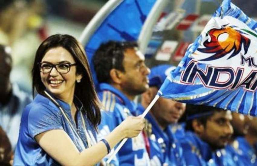 नीता अंबानी आईपीएल मैच जब भी देखने आती हैं तो अमूमन वह अपने टीम के ड्रेस में होती हैं और टीम का फ्लैग हाथ में रखती हैं।