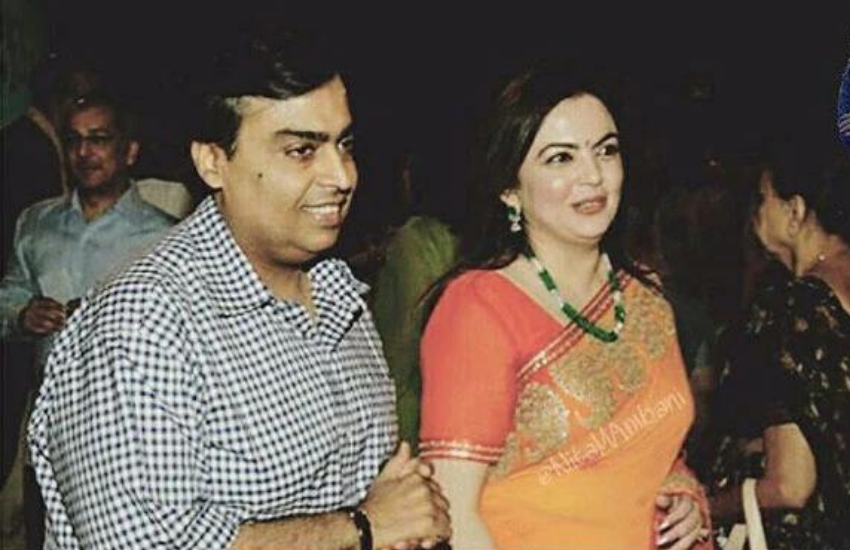 रिलायंस चीफ मुकेश अंबानी (Mukesh Ambani) की पत्नी नीता अंबानी (Nita Ambani) जब स्कूल में थीं तब उन्होंने मां पर एक खास नोट लिखा था, लेकिन शादी के बाद उनके अरमानों पर अचानक से पानी फिर गया था।