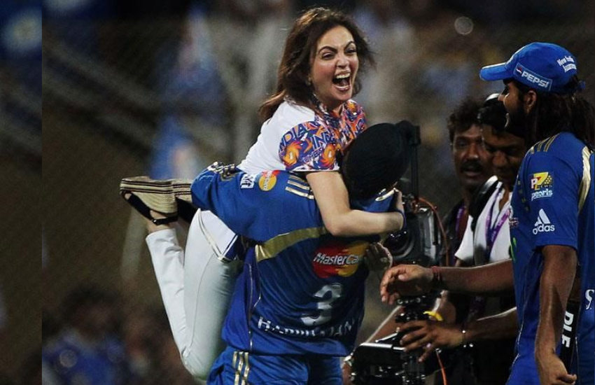 साल 2015 में जब मुंबई इंडियंस की टीम ने दूसरी बार आईपीएल का खिताब जीता था तब खुशी में हरभजन सिंह ने नीता को अपनी गोद में उठा लिया था l