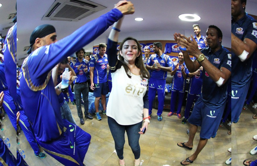 टीम की जीत के बाद ड्रेसिंग रूम में जीत के जश्न में नीता झूम उठी थीं।