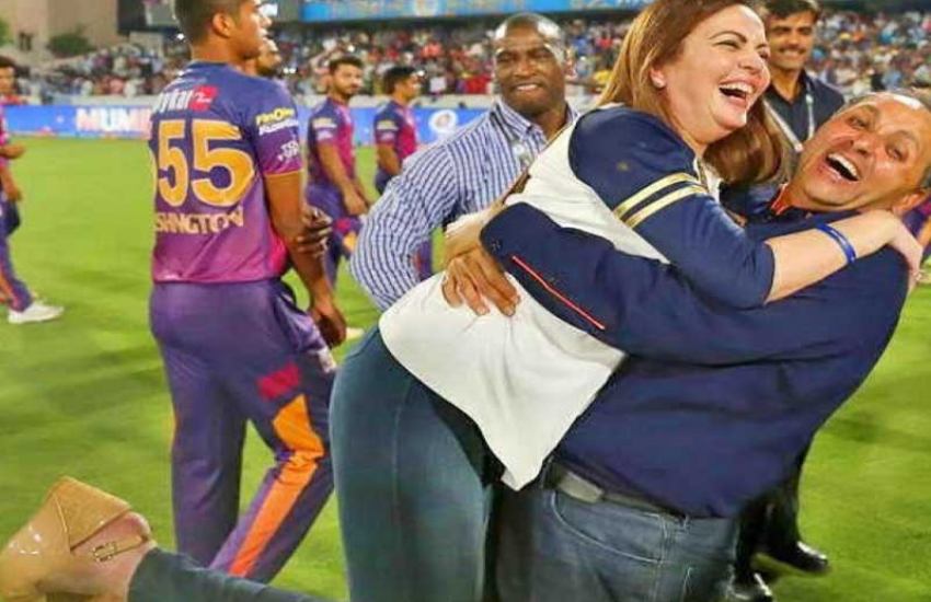 कई बार स्टेडियम में मौजूद नीता जब टीम जीतती है तो मैदान में उतर आती हैं और तब उनका जोश खिलाड़ियों संग देखने वाला होता है।