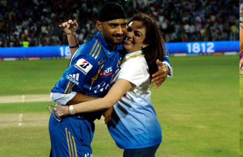 नीता अपने हर क्रिकेटर से पर्सनली जुड़ी होती हैं। हरभजन सिंह को बेहतरीन गेंदबाजी के लिए कुछ इस अंदाज में उन्होंने बधाई दी थी।