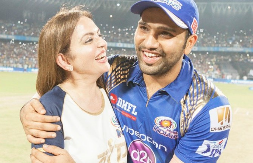 यह तस्वीर साल 2019 की हैं जब मुंबई इंडियंस ने रिकॉर्ड चौथी बार खिताब जीता था। इस दौरान नीता अंबानी ने रोहित शर्मा को इस अंदाज में बधाई दी थी।