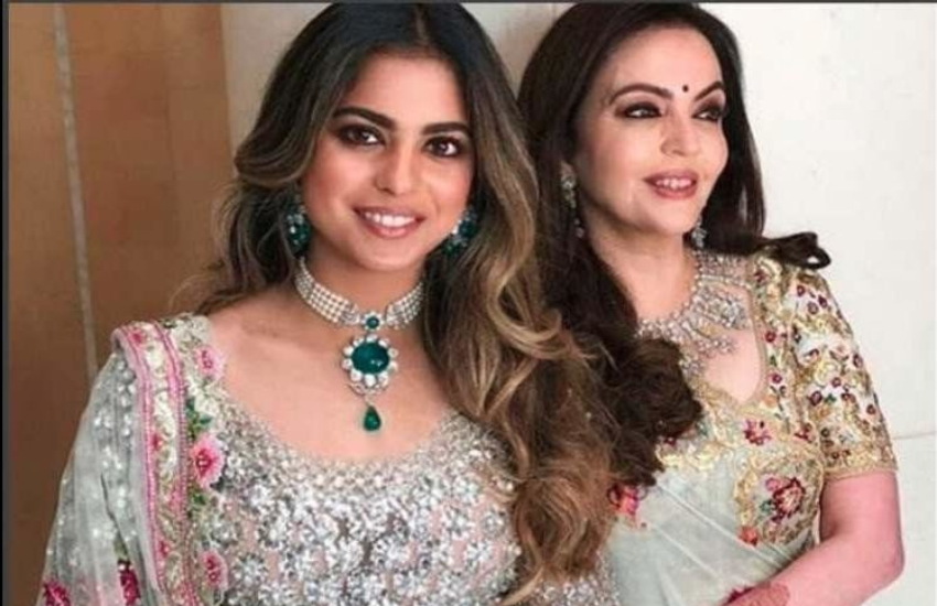 बता दें कि नीता और उनकी बेटी ईशा ने अपनी शादी में नग और स्टोन वाली ब्लाउज पहनी थी। व्हाइट ड्रेस पर रंगीन नग वाली ये ब्लाउज अब सबसे ज्यादा फैशन में हैं।