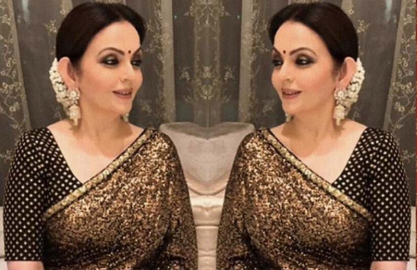 नीता अपने ब्लाउज के साथ एक्सपेरिंमेंट्स खूब करती हैं। इस ब्लैक शिमरी साड़ी में नीता ब्लैक डॉटेड ब्लाउज पहनकर नया ही ट्रेंड कायम कर दी थीं।