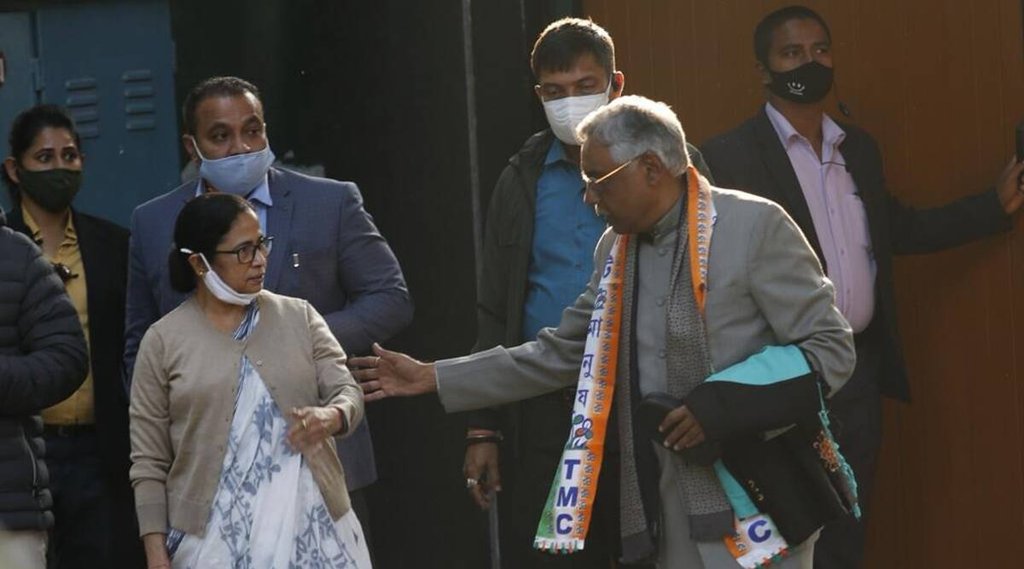 पश्चिम बंगाल की सीएम ममता बनर्जी के साथ मंगलवार को नई दिल्ली में पवन वर्मा (फोटो अनिल शर्मा इंडियन एक्सप्रेस)