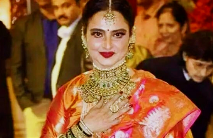 रेखा अपने स्टाइल और फैशन को खुद तय करती हैं और साड़ी को भी ये कई बार इतने स्टाइल और फ्यूजन के साथ कैरी करती हैं कि देखने वाले भी हैरान रह जाते हैं।