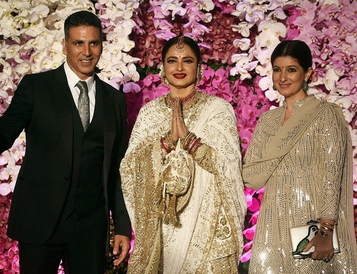 सालों बाद रेखा और अक्षय कुमार एक बार फिर से मुकेश अंबानी के घर पार्टी में साथ नजर आए थे। तब ट्विंकल भी अक्षय के साथ थीं।