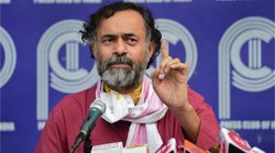 आपको तो खेतों से मतलब होना चाहिए, कहां पॉलीटिशियन बनने की कोशिश कर रहे – किसान नेता से बोलीं एंकर, योगेंद्र यादव का जवाब – दिक्कत हो गई न?