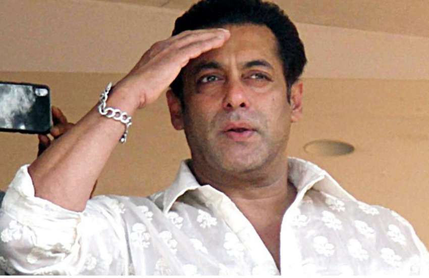 रेखा की 1988 में आई फ़िल्म 'बीवी हो तो ऐसी' में सलमान ख़ान ने बतौर सहायक किरदार फ़िल्म इंडस्ट्री में क़दम रखा और इसके बाद बतौर एक्टर वह साल 1989 में 'मैंने प्यार किया' से इंडस्ट्री में एंट्री किए थे। 