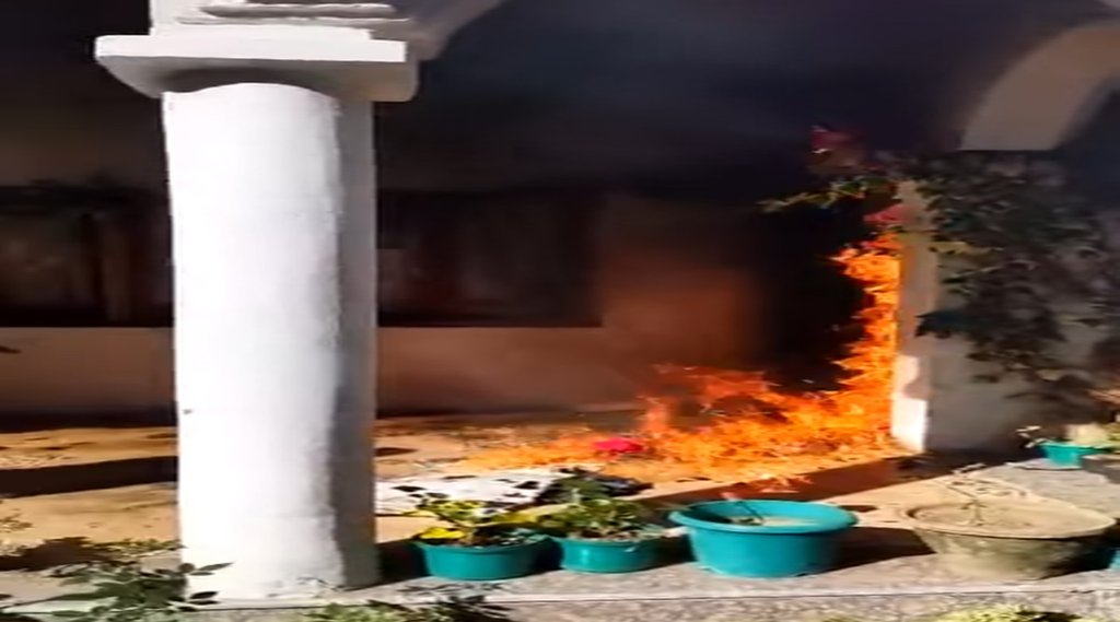 कांग्रेस के वरिष्ठ नेता सलमान खुर्शीद के घर को कुछ लोगों ने सोमवार को आग लगा दी। (Photo Source: Social Media)