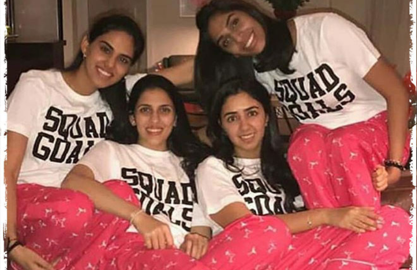 अपनी शादी से पहले श्लोका ने बैचलर्स पार्टी भी की थी और वह पजामा पार्टी भी करती रहती हैं।