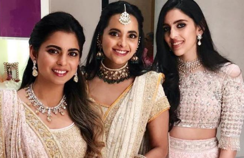 श्लोका मेहता और उनकी बहन दीया मेहता दोनों ही ईशा अंबानी की स्कूल फ्रेंड रही हैं। श्लोका अब ईशा की भाभी भी हैं।