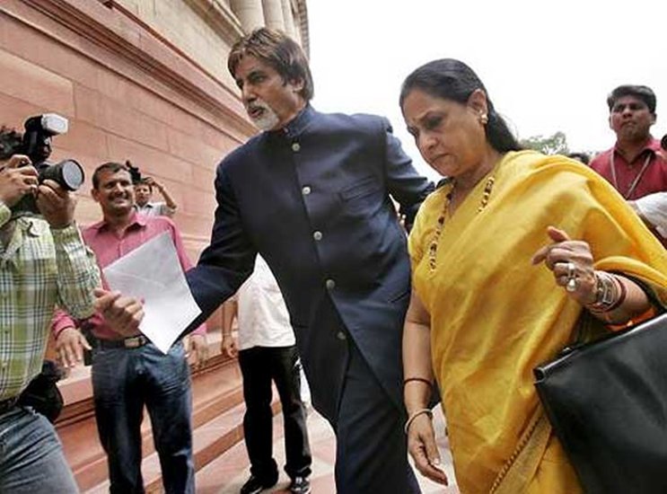 फिल्म में जय की भूमिका निभाने वाले अमिताभ बच्चन भी लोकसभा सदस्य रह चुके हैं। वह कांग्रेस के टिकट पर इलाहाबाद से चुनाव जीते थे। अमिताभ 1984 से 1987 तक लोकसभा सांसद थे।