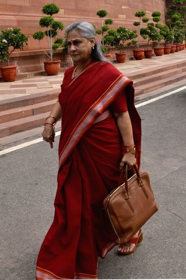 अमिताभ बच्चन की पत्नी जया बच्चन ने फिल्म में राधा नाम की विधवा महिला का किरदार निभाया था। जया बच्चन समाजवादी पार्टी से राज्यसभा सांसद हैं।