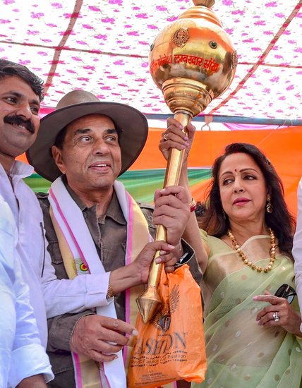 हेमा मालिनी के पति और शोले में वीरू की भूमिका निभाने वाले धर्मेंद्र भी लोकसभा सांसद रहे हैं। धर्मेंद्र 13 मई 2005 से 16 मई 2009 तक बीकानेर के सांसद रहे। वह बीजेपी के टिकट पर चुनाव जीत संसद पहुंचे थे।