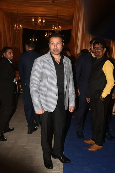 हेमा को सनी देओल के अंदर धर्मेंद्र की परछाई दिखती है। वह कहती हैं कि सनी देओल बहुत ज्यादा अपने पिता धर्मेंद्र की तरह ही हैं।