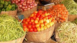 महंगे टमाटर पर लाल हुए लोग, बोले- एफडी तुड़वा कर पड़ेगा खरीदना