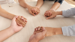 हम कैसे तय करते हैं कि किस पर भरोसा करें और क्या मानें?