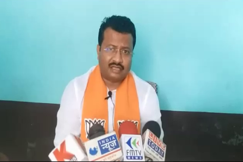 बलिया के बेल्थरा रोड से बीजेपी विधायक धनंजय के के पास 3 लाख 77 हजार रुपए की कुल संपत्ति है।