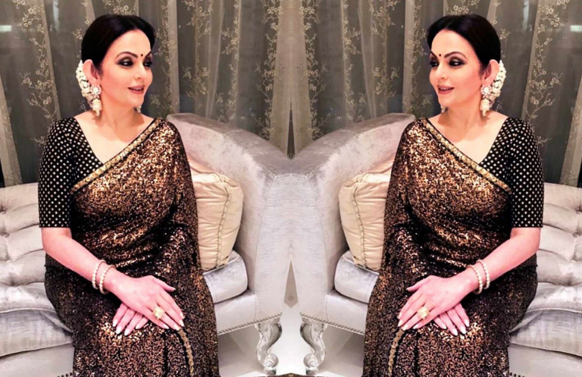 कुछ अवसरों पर नीता शिमरी साड़ी और गजरा लगाए भी दिखती हैं।