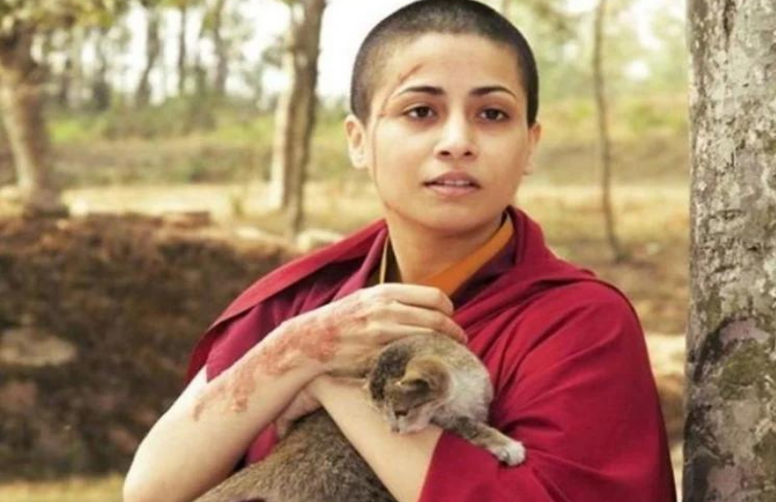 अभिनेत्री अंतरा ने सिक्किम के मोंक पर आधारित फिल्म 'एंड वंस अगेन' में काम किया था। इस फिल्म के लिए उन्होंने अपना सिर मुंडवाया था।