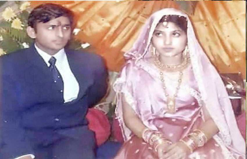 रिसेप्शन में डिंपल ने पिंक रंग की सिल्क वाली साड़ी पर सोने के गहने पहने थे। अखिलेश यादव ने सूट पहना था। दोनों की जोड़ी बेहद सिंपल लेकिन खूबसूरत लग रही थी।