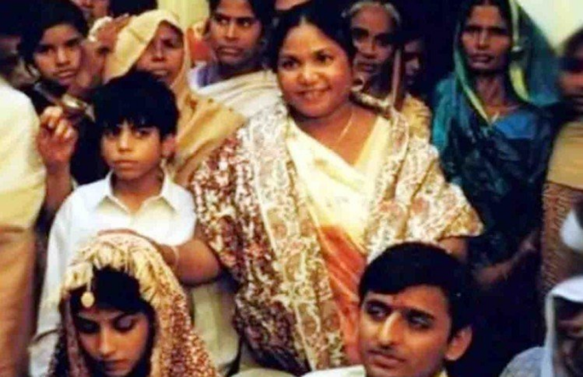 मुलायम के बेटे-बहू को आशीर्वाद देने दस्यु सुंदरी फूलन देवी भी पहुंची थीं।