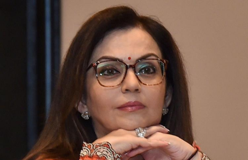 प्रोफेशनल मीट में मैट लिपस्टिक और शादी-ब्याह के मौके पर वह ग्लॉसी लिपस्टिक्स कैरी करती हैं।