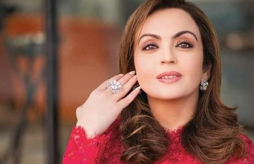 कई अवसरों पर नीता अपने ड्रेस से मैच करती लिपस्टिक भी कैरी करती हैं। वो कभी डार्क शेड नहीं लगातीं हैं।