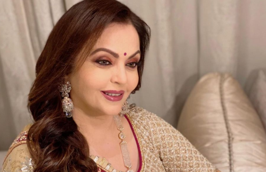 नीता के मेकअप किट्स में देशी-विदेशी ब्रांड्स की कई ऐसी लिपस्टिक्स हैं, जिनकी कीमत साढ़े तीन हजार से शुरू होकर चालीस हजार तक है।