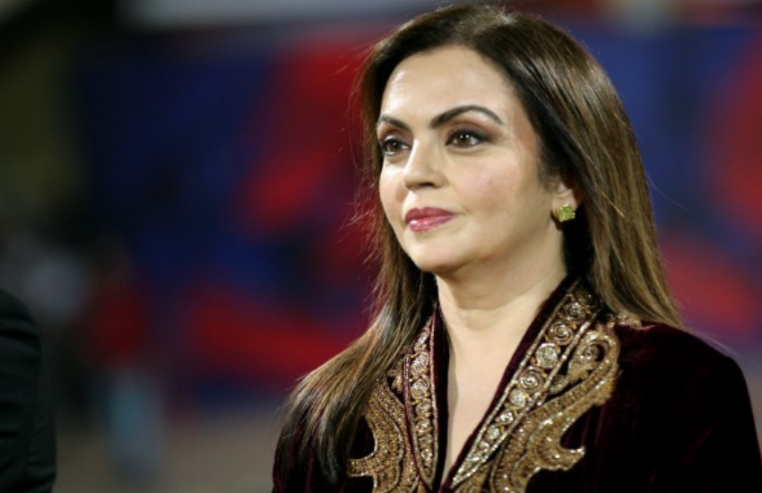 नीता अंबानी अपने प्रोफेशल लुक को बढ़ाने के लिए अधिकतर न्यूड शेड या ब्राउन और पीच कलर की लिपस्टिक को कैरी करती हैं।