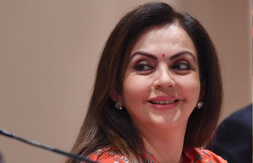 नीता अंबानी कस्टमाइज लिपस्टिक शेड्स पसंद करती हैं। नीता के मेकअप आर्टिस्ट मिकी कांट्रेक्टर हैं और वो उनसे ही मेकअप टिप्स भी लेती हैं।