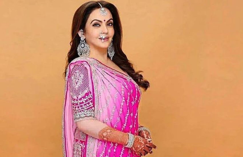 नीता ज्यादातर अपने पारिवारिक उत्सव अपनी शादी का नथ पहने ही नजर आती है।