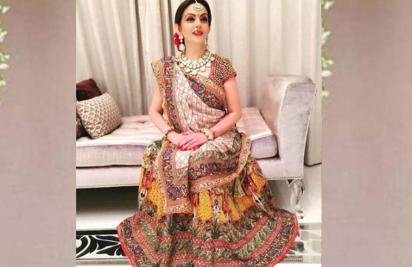 नीता पारिवारिक अवसरों पर पारंपरिक गुजाराती परिधान और लहंगे ज्यादा पहनती हैं।