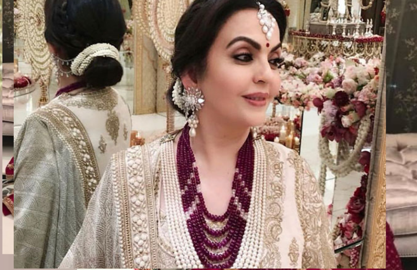 ज्वेलरी की बात करें तो नीता ड्रेस से कंट्रास्ट करती हुई ज्वेलरी ही ज्यादा कैरी करती हैं।