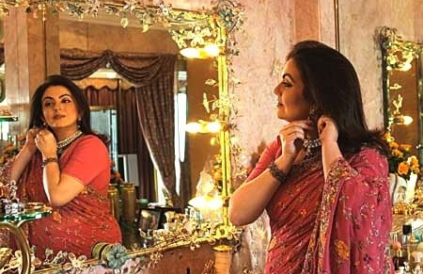 मुकेश अंबानी की पत्नी नीता फेस्टिवल पर खुद को हमेशा बहुत ही सलीके से संवारती हैं।