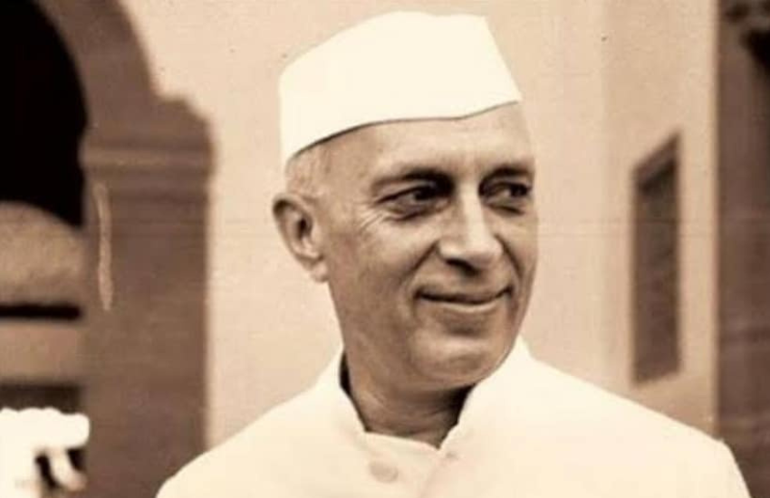 पंडित जवाहर लाल नेहरू तब रो पड़े थे जब भारत चीन युद्ध के बाद लता मंगेशकर ने ज़रा आँख में भर लो पानी गीत गाया था। Photos: Social Media