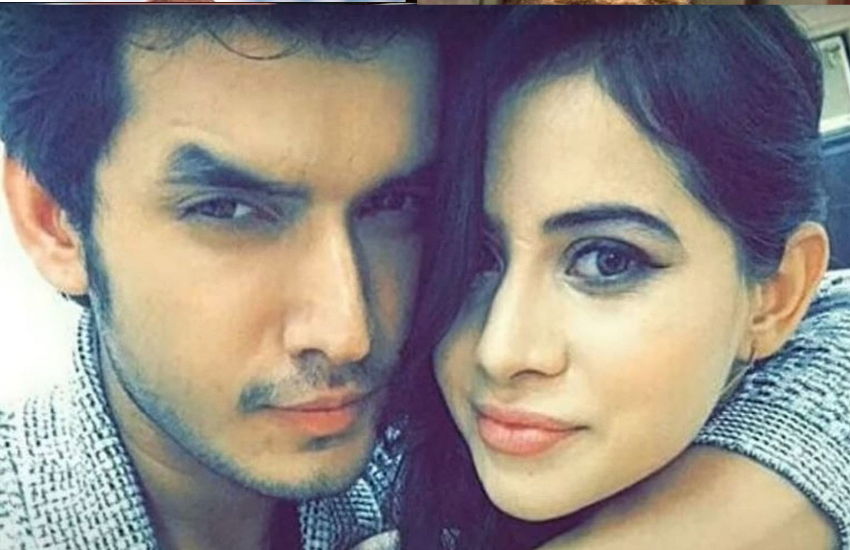 उर्फी ने अपने ब्रेकअप के बारे में बात करते हुए कहा था कि पारस पोजेसिव था। उनका कहना था कि पारास को डेट करने के एक महीने के भीतर ही अलग हो जाना चाहती थी।