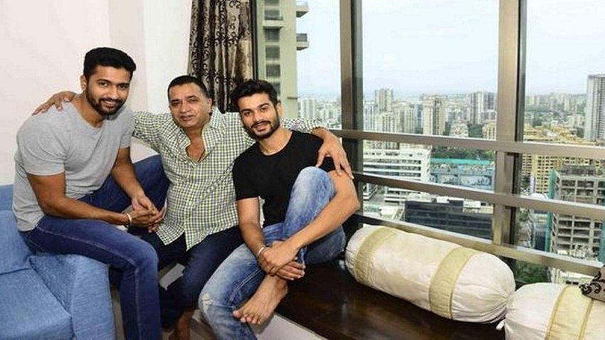 घर में उनके पिता श्याम कौशल मां वीना कौशल और भाई संतोष रहते हैं।