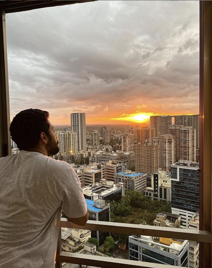 विकी कौशल के फ्लैट से मुंबई शहर का बेहतरीन नजारा दिखता है। विकी कौशल का काफी समय अपने घर की बालकनी में ही बीतता है।